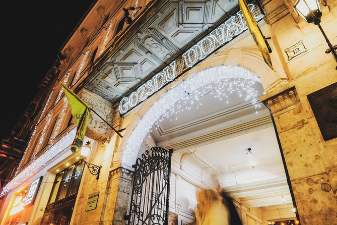 Budapest Night Tour with Drinks, Ruin Bars and Club - Crossing the Chain Bridge to Buda