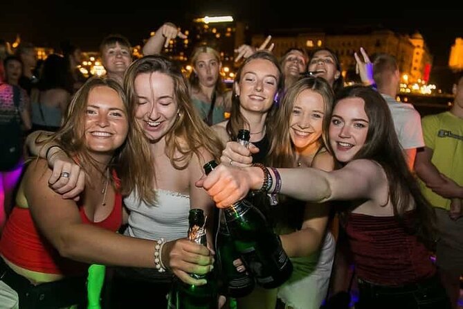 Budapest: Pub Crawl & Ruin Bar Tour – Free Shots & VIP Entry - The first meeting at Salvatore Bar