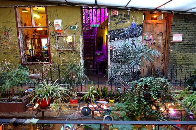 Budapest Ruin Bars Evening Walking Tour with Drinks & Snacks - Guides who add context to the bar crawl