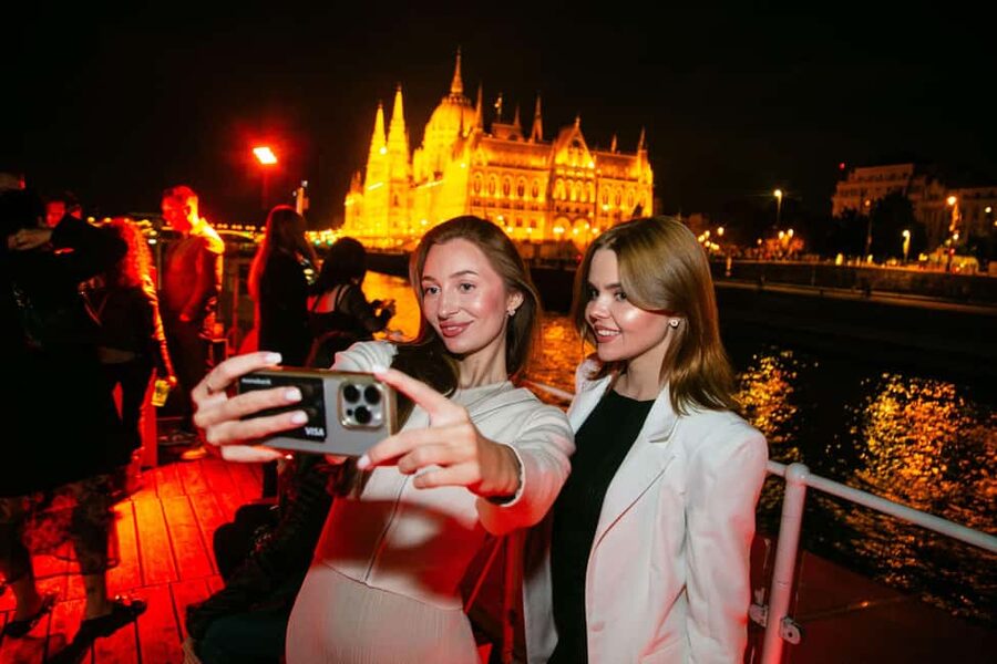 Budapest: Sightseeing River Cruise with Unlimited Cocktails - Key points to know before booking
