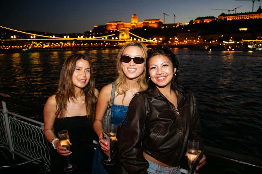 Budapest: Sightseeing River Cruise with Unlimited Cocktails - Elizabeth Bridge, Gellért Hill, and the Liberty Statue