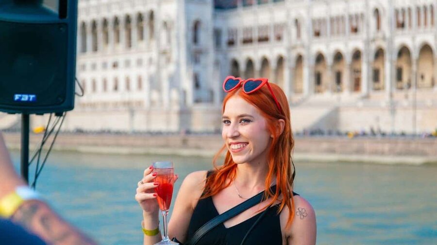 Budapest: Sightseeing River Cruise with Unlimited Cocktails - Unlimited drinks, bar service, and the atmosphere