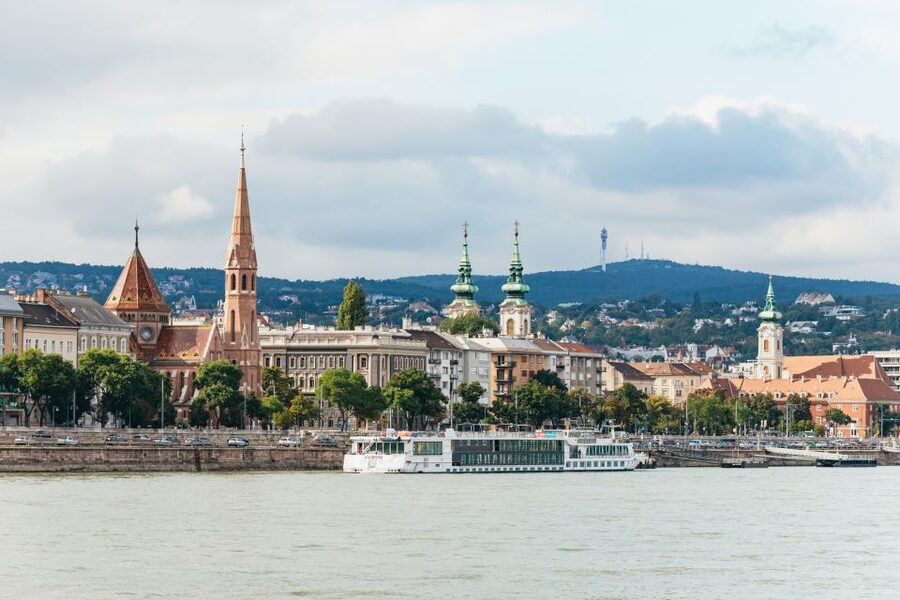 Budapest: Sunset Cocktail Cruise - A sightseeing cruise without a guide