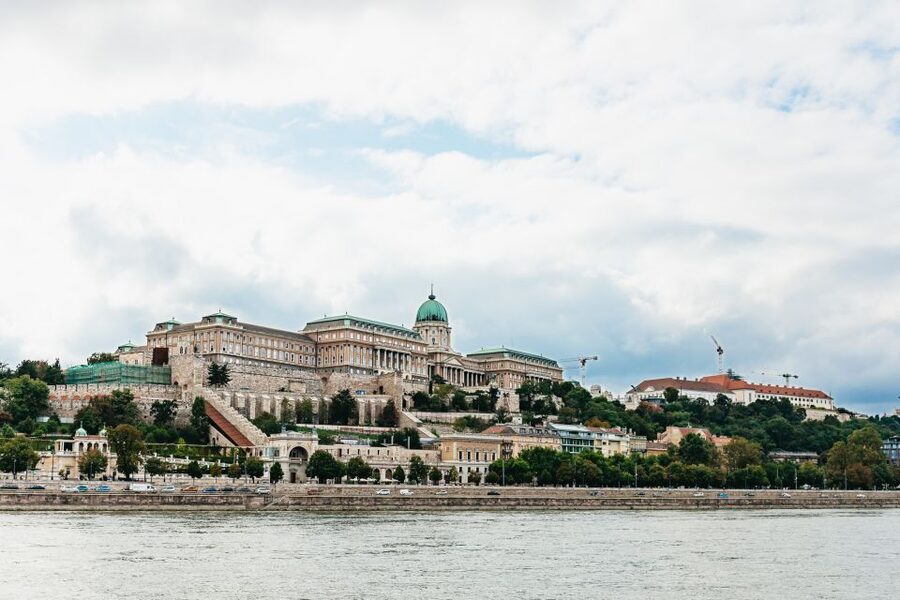 Budapest: Sunset Cocktail Cruise - Who should book this evening cruise?