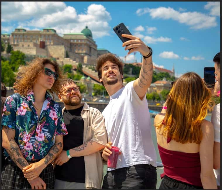 Budapest: Sunset Cruise with 2 Cocktails - Gellért Hill and Chain Bridge