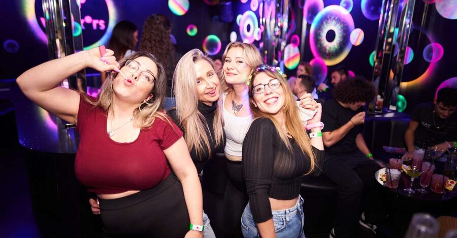 Camden Pub Crawl & Bar Tour London - Weekday crawls favor conversation and games