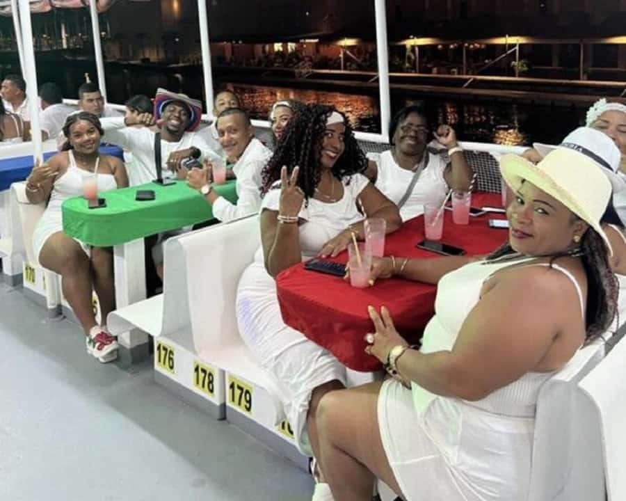 Cartagena: Buffet & party night,cocktails sailing in the bay - The return ride and your choice of mood