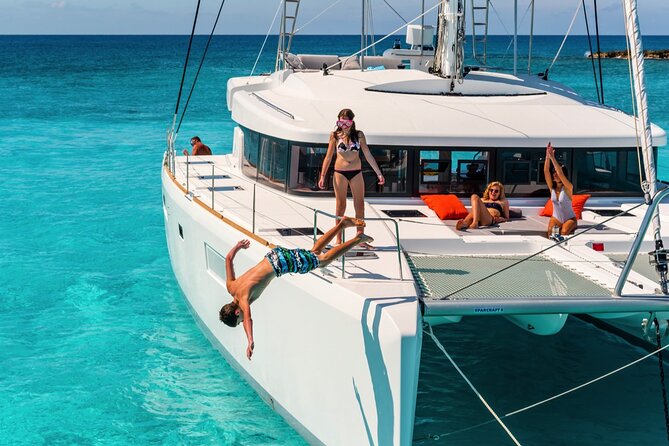 Catamaran Tour to Isla Mujeres from Cancún with Bar and Lunch - Exploring Isla Mujeres town