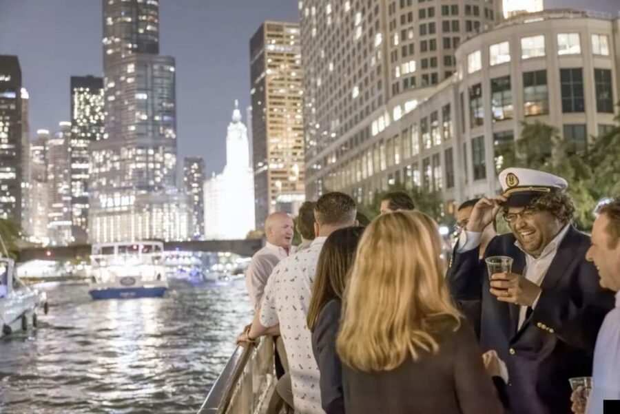 Chicago River: Guided Sunset Cocktail & Architecture Tour - Why the Chicago River is the right place to study the city