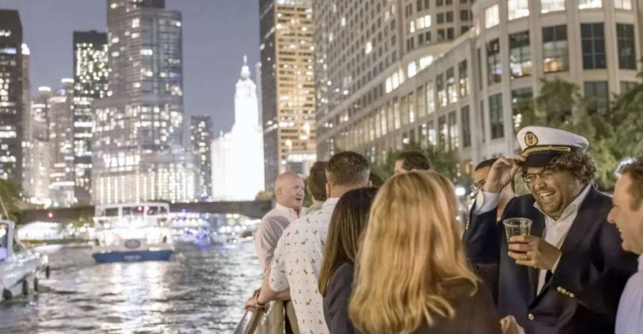 Chicago River: Guided Sunset Cocktail & Architecture Tour - Choosing your seat and handling Chicago weather
