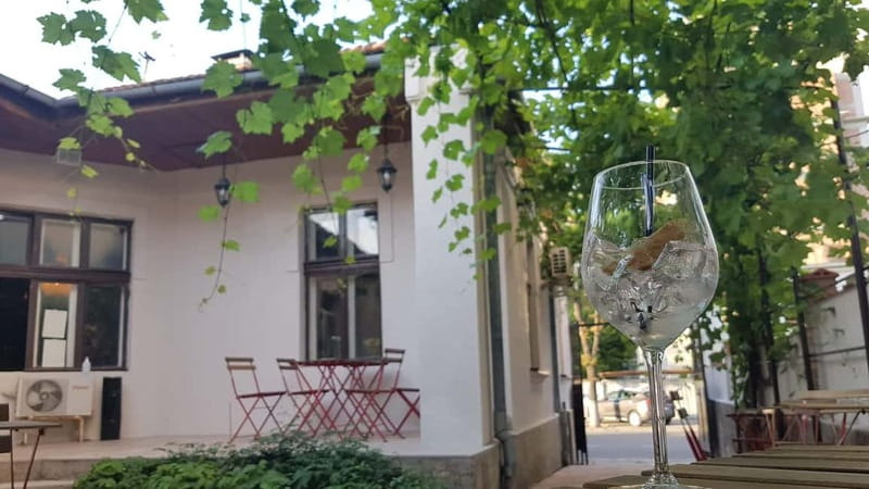 Chisinau: Cocktail Bar & Pub Crawl and Wine Bars - Government Buildings and Soviet-Era Architecture