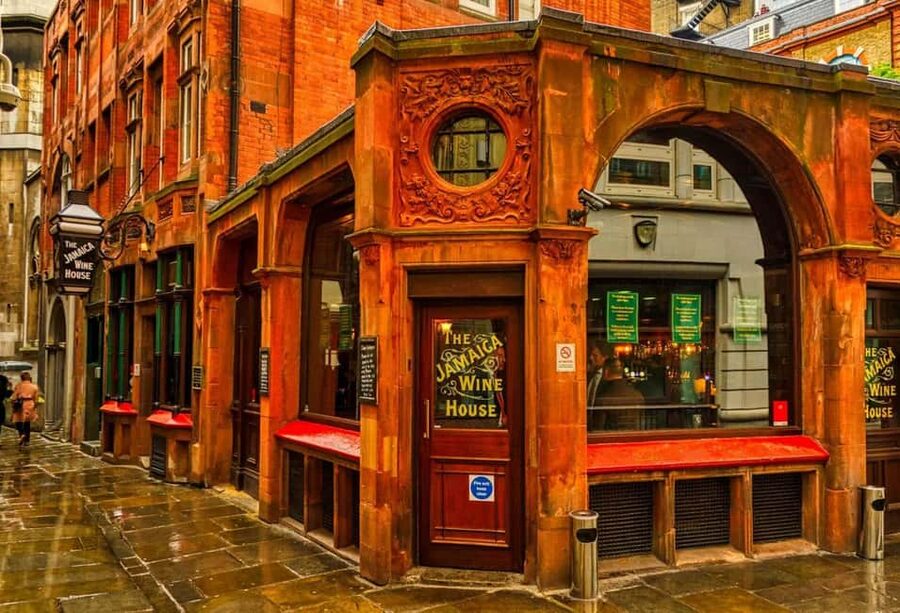 City of London Historic Pub Tour with Beers and Bar Snacks - The first beer sets the tone