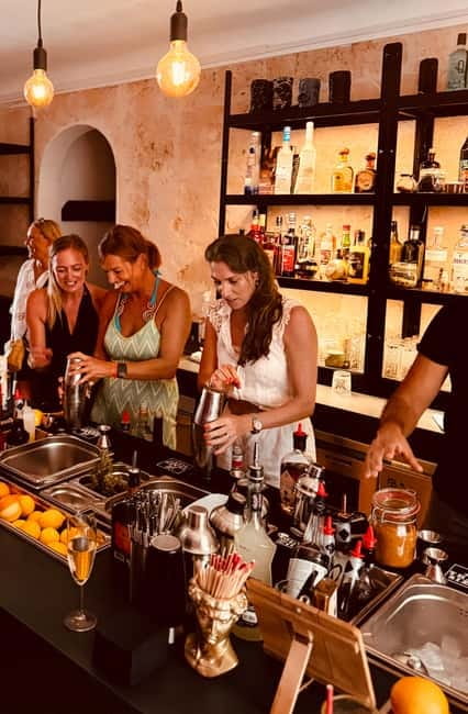 Cocktail course Mallorca - Behind the bar in central Cala dOr