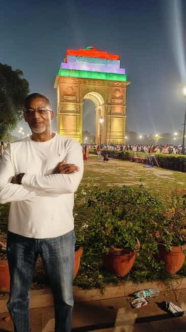 Delhi : Nightlife Tour with private car, guide & driver - Connaught Place: start with street food for 90 minutes