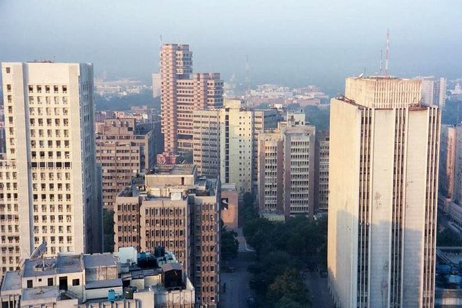Delhi: Pub Crawl (3 Hours Guided Bar Hopping Tour) - Starting the night at Connaught Circle
