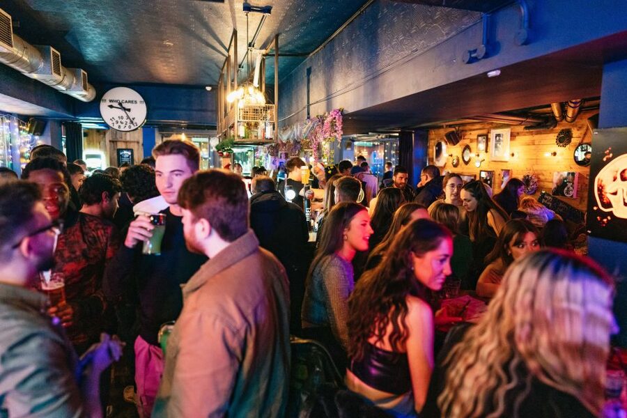 Edinburgh: 7 Bar Pub Crawl with 7 Shots & Discounts - Drink discounts can make the low ticket price work