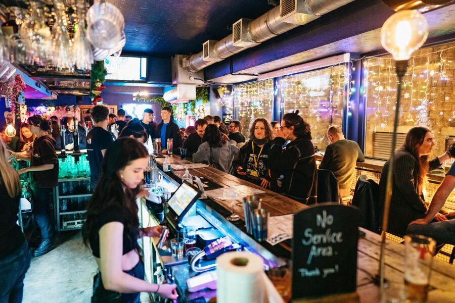 Edinburgh: 7 Bar Pub Crawl with 7 Shots & Discounts - Music, dancing, and the final club