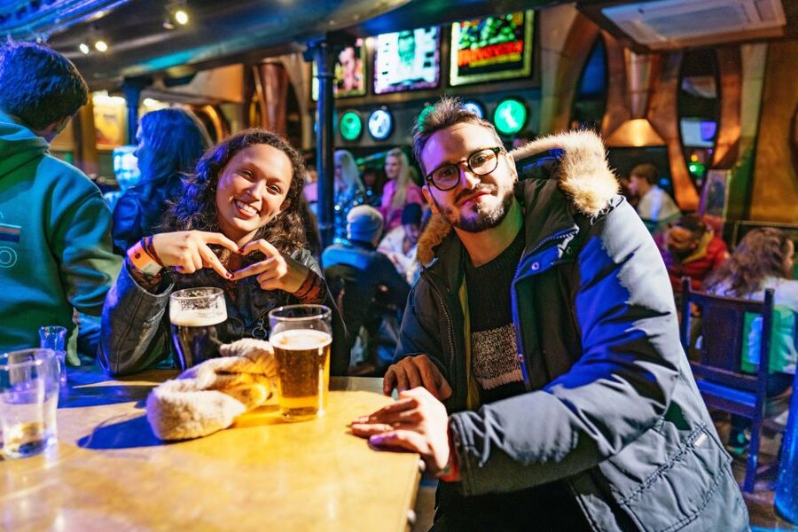 Edinburgh: 7 Bar Pub Crawl with 7 Shots & Discounts - The first bars help you get comfortable