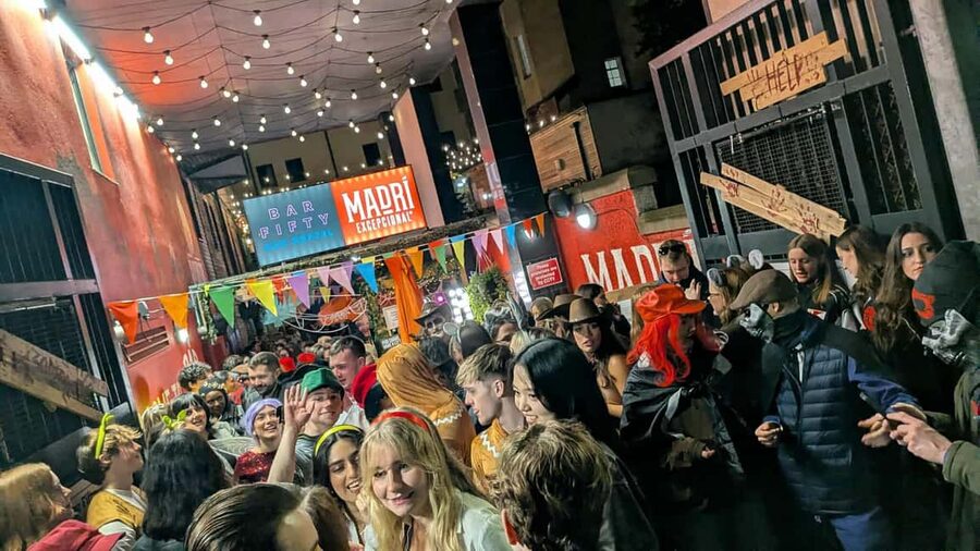 Edinburgh: The Original Pub Crawl 7 Bars 7 Shots & Discounts - Key points to know before booking