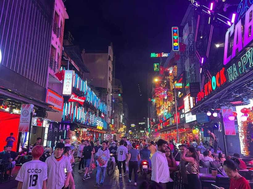 Free E-sim Saigon Nightlife Hopping Tour - Bui Vien Walking Street after dark