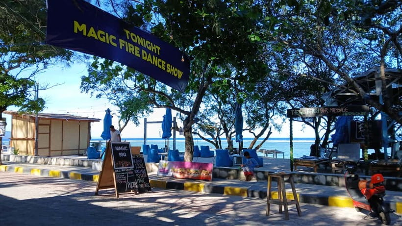 Gili Trawangan: Experience The Gili Fireshow with Cocktail - The free cocktail and bar setting