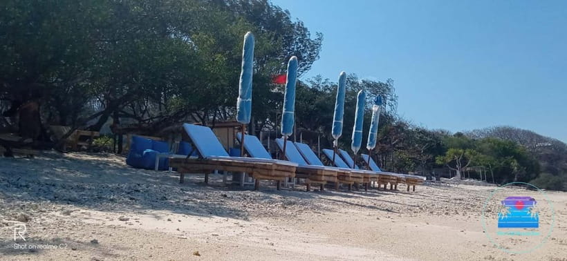 Gili Trawangan: The Beach Bar - Sunbed with Cocktail & Chill - Choosing your drinks and adding food
