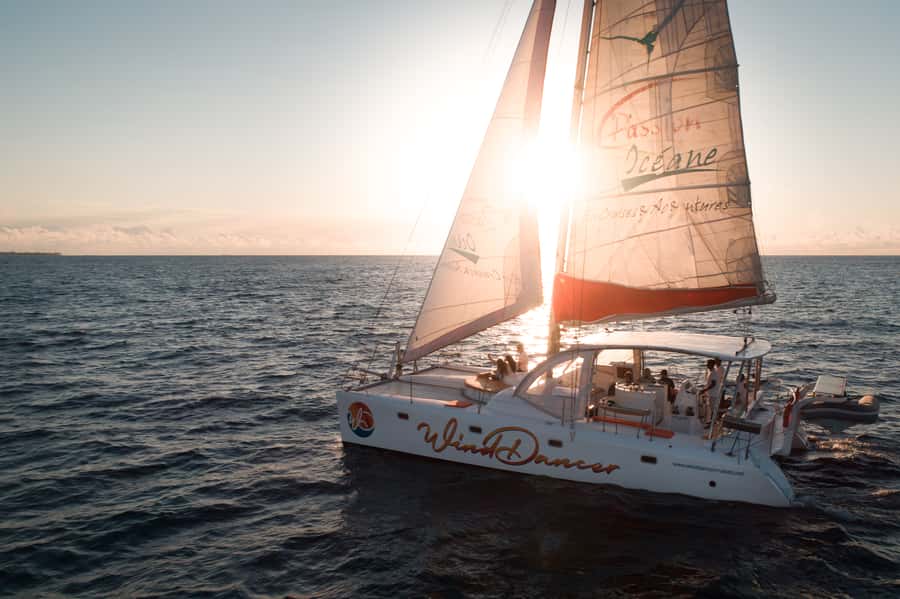 Grand Baie: Cocktail & Sunset Catamaran Cruise - Finding the best seat for sunset photos