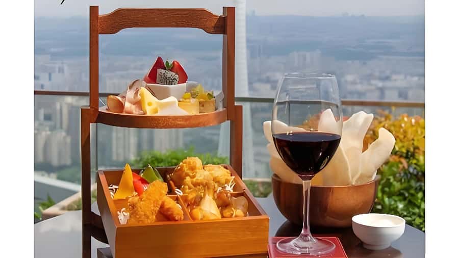 GuangZhou: 70 Floor RoofTop openair Bar, Sunset & Light Show - Free-flow drinks and the service tradeoff