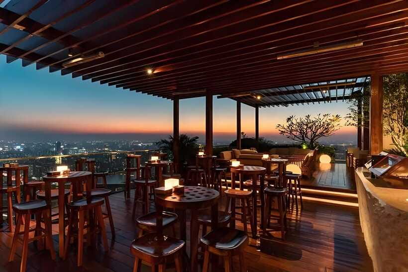 GuangZhou: 70 Floor RoofTop openair Bar, Sunset & Light Show - A calm setting for an evening out