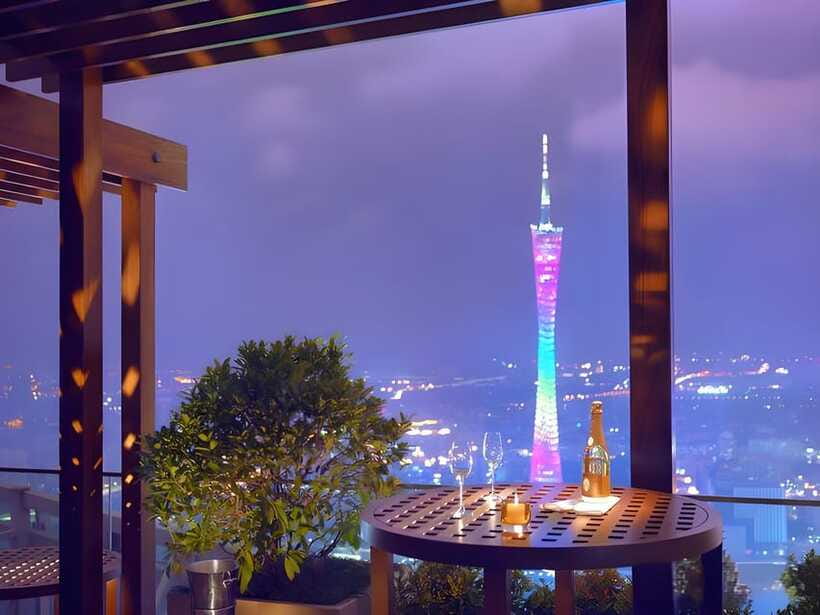 GuangZhou: 70 Floor RoofTop openair Bar, Sunset & Light Show - My final call on the rooftop bar