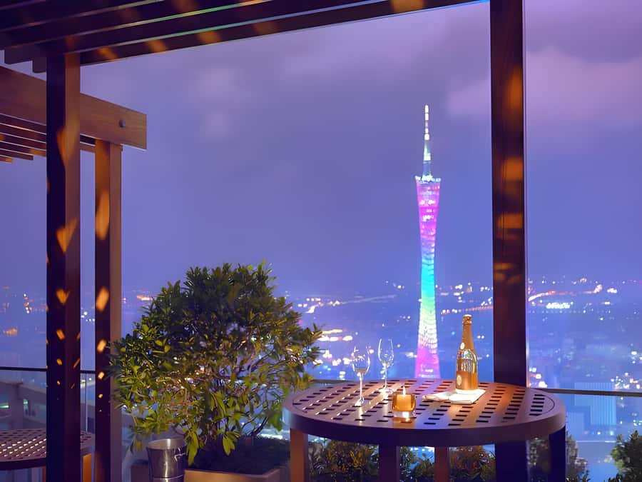 GuangZhou: 70 Floor RoofTop openair Bar, Sunset & Light Show - Sunset first, city lights next