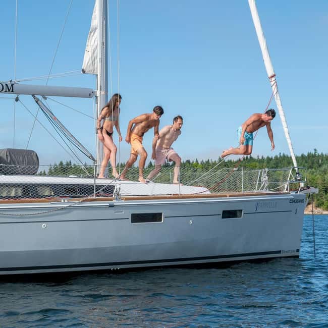 Halifax: Summer Breeze Sailing Tour with Cocktail - Boarding with a cocktail or mocktail