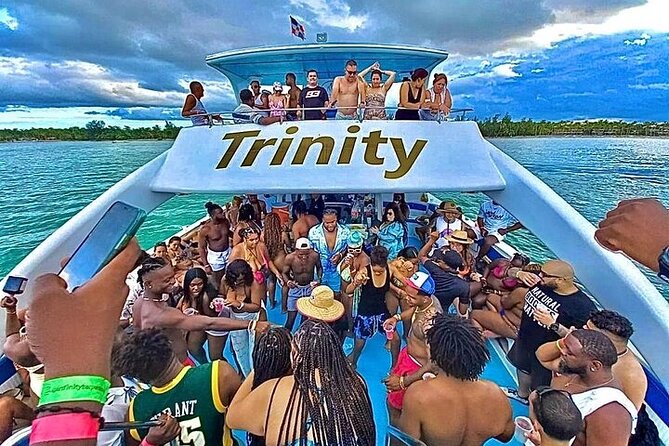 Hip Hop solo para adultos PartyBoat con Bebidas ilimitadas y Bar - Live music, hip hop, and the open bar