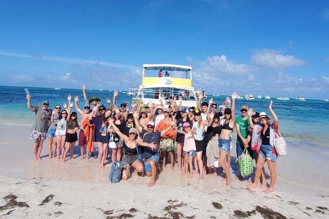 Hip Hop solo para adultos PartyBoat con Bebidas ilimitadas y Bar - Bavaro Beach is the launch point