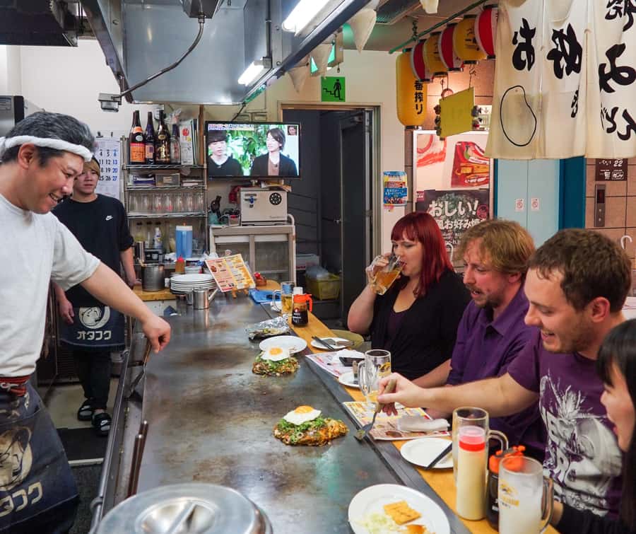 Hiroshima: Bar Hopping Food Tour - Starting with Hiroshima-style okonomiyaki