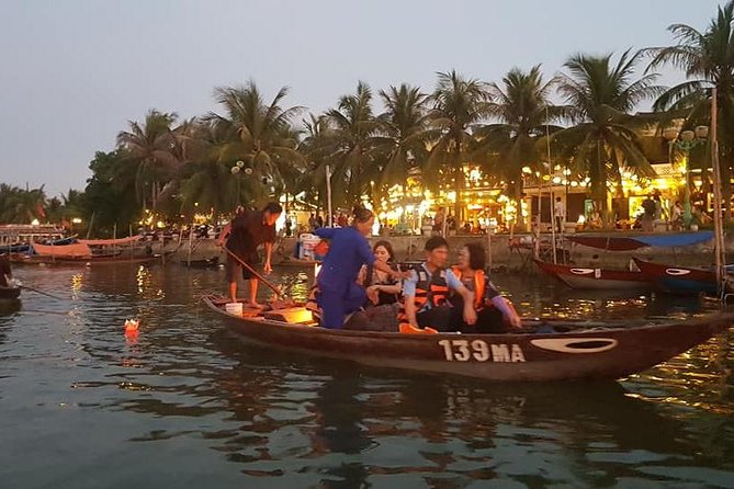 Hoi An Nightlife Tour with Hoi An Ancient Walking Tour, Boat Ride, Night Market - A sampan ride on the Hoai River