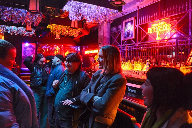 Hollywood Cocktails and True Crime Tour: 3 Drinks Included - Timing, walking, and group size