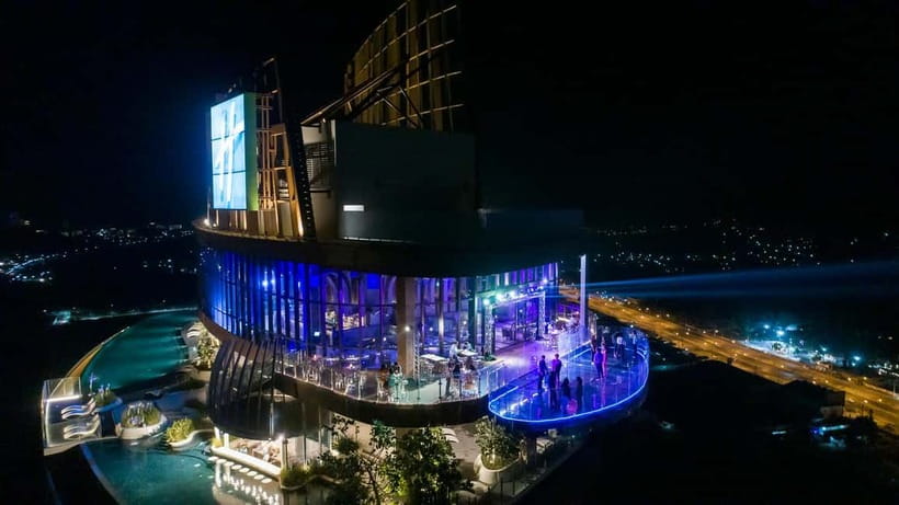 Hua Hin: Vana Nava Sky Bar Rooftop at Holiday Inn - Service and the feel of the evening