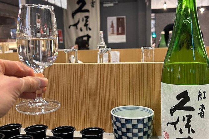 Japanese Sake & AI Leisurely Tasting Plan at Kubota Sake Bar - Temperature and containers change the experience