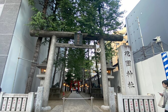 KABUKICHO DEEP TOUR + DINNER & BAR HOP w/local certified guide - Kabukicho Gates, Godzilla, and the First Dinner