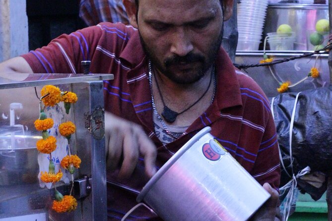 Kolkata Midtown Madness- A Street Food & Nightlife Tour - Esplanade: chaats and the first Kathi roll