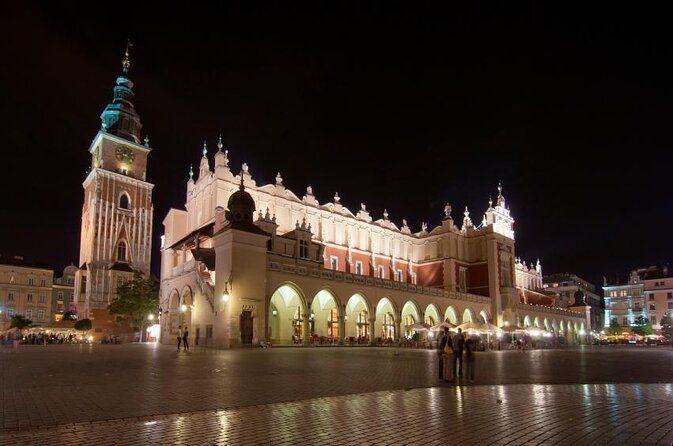 Krakow Pub Crawl with Free Alcohol & Karoake +4 Clubs/Bars - Starting at 10:15 pm on Krakow’s Main Market Square