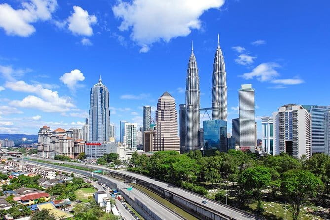 Kuala Lumpur Night City Tour: Experience the Nightlife - Lake Symphony finishes with lights and water