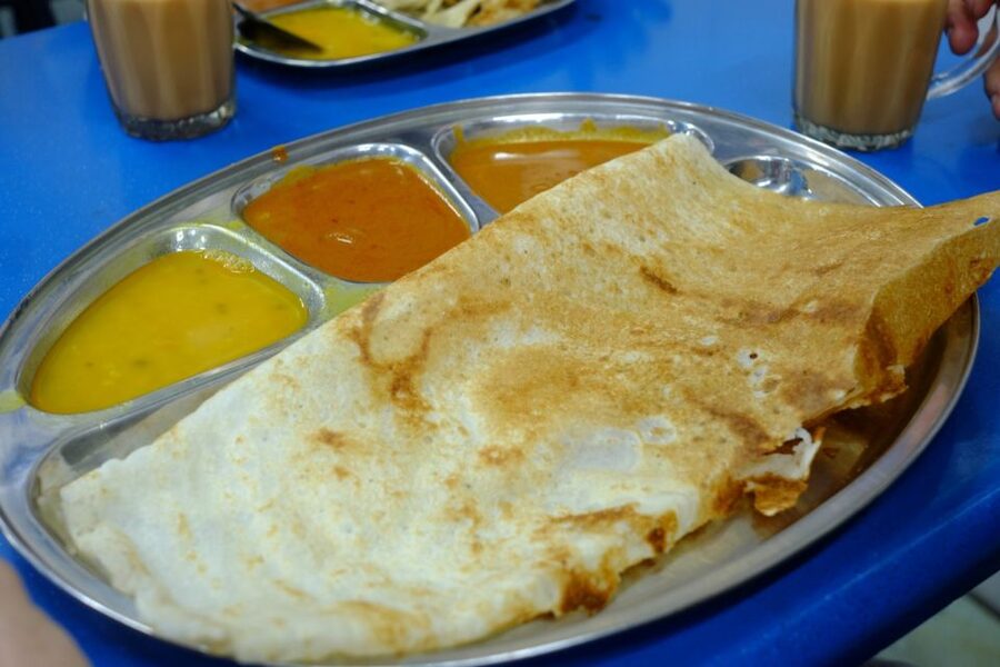 Kuala Lumpur: Nightlife Street Food Tour with 6 Tastings - Roti canai at Hamza Cafe versus Kandar