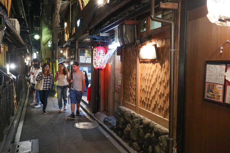 Kyoto : Bar Hopping Tour in Pontocho Alley at Night - Why Pontocho works after sunset