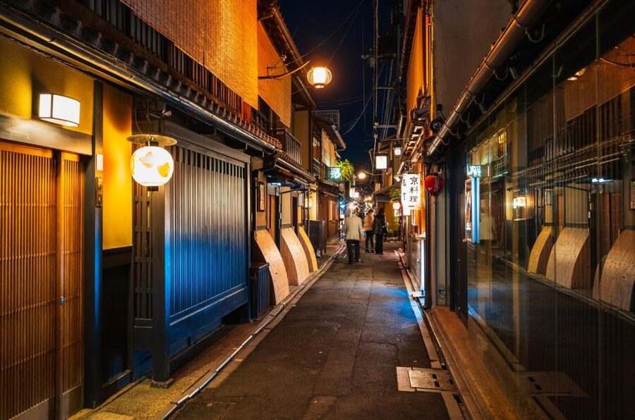 Kyoto : Bar Hopping Tour in Pontocho Alley at Night - Stops two and three: backstreets, sake, and changing quality