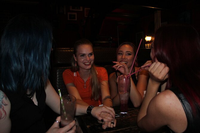 Ladies Night Party Tour in Hamburg including cocktail, sparkling wine and shots - Grosse Freiheit 36 after the warm-up