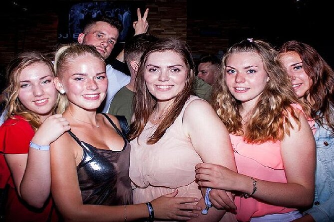 Ladies Night Party Tour in Hamburg including cocktail, sparkling wine and shots - Who will enjoy this party crawl