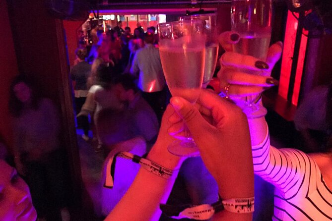 Ladies Night Party Tour in Hamburg including cocktail, sparkling wine and shots - Starting at Beatles-Platz and the Reeperbahn