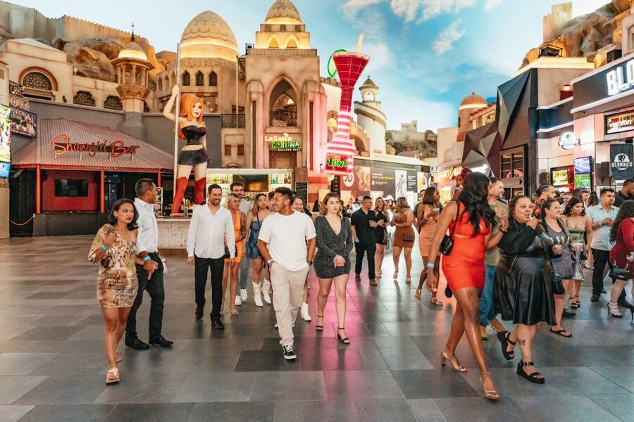 Las Vegas: Club Crawl and Party Bus with Free Drinks - The first clubs: social time and drink specials